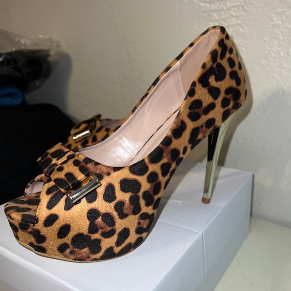 Leopard peep toe heels 🐆 - Picture 3 of 14